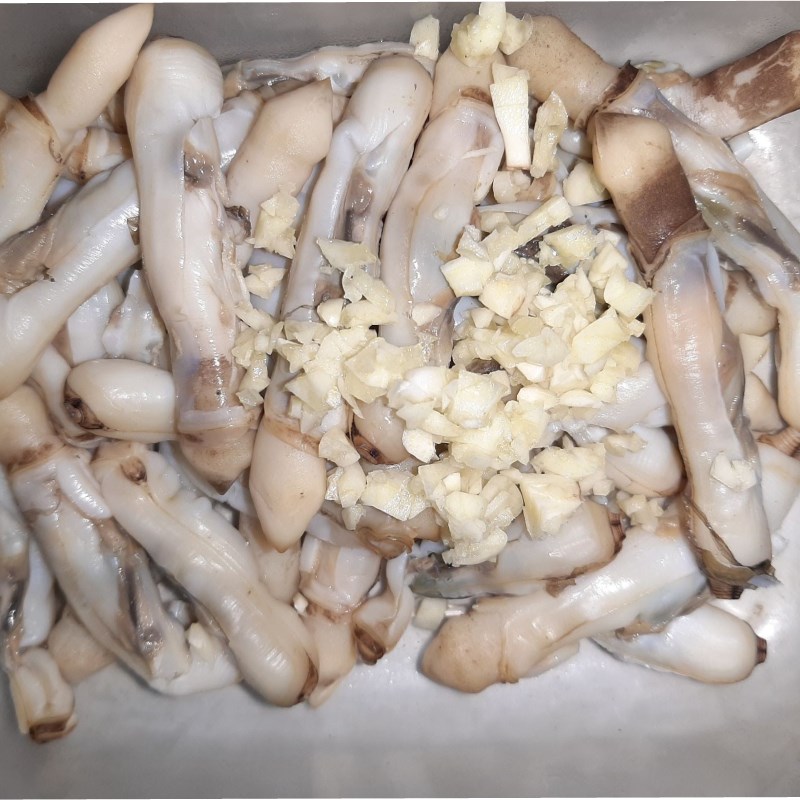Step 3 Marinating razor clams Stir-fried razor clams with garlic
