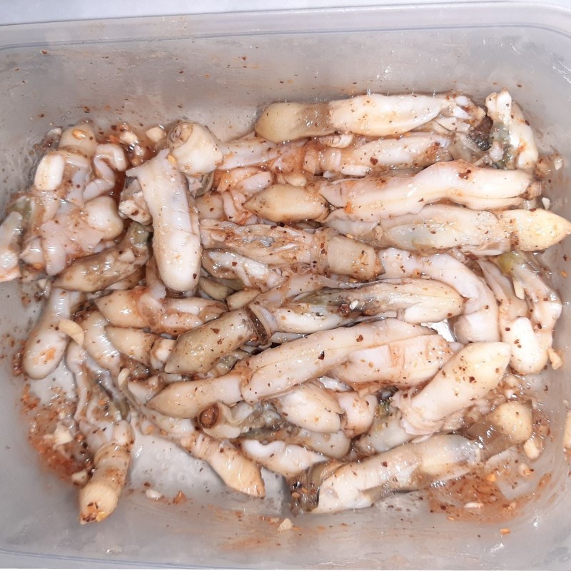 Step 3 Marinating razor clams Stir-fried razor clams with garlic