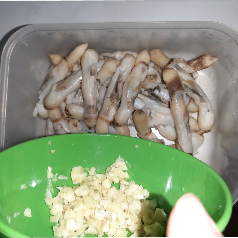 Step 3 Marinating razor clams Stir-fried razor clams with garlic