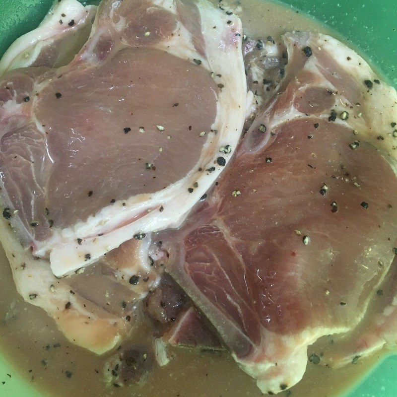 Step 2 Marinate the ribs Pork chops braised with fresh milk