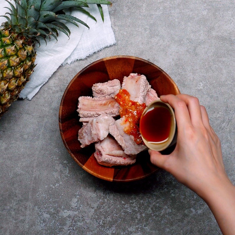 Step 3 Marinate the ribs Braised pork ribs with pineapple