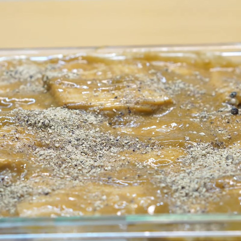 Step 2 Marinate the vegetarian spare ribs with dried catfish (vegetarian puffed dried fish)