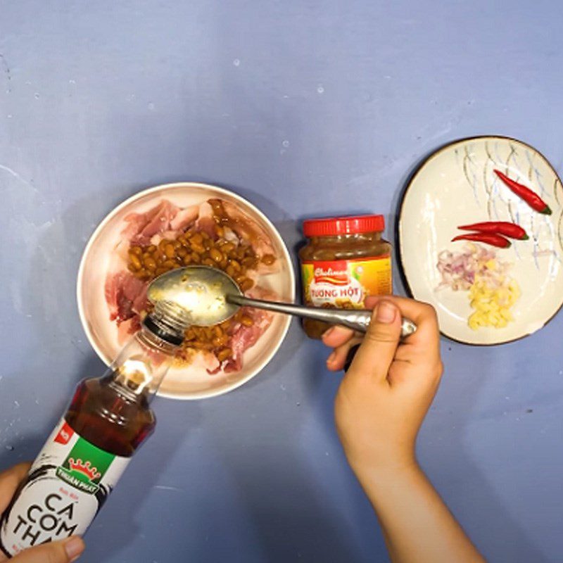 Step 2 Marinate the meat for braised meat with fermented soybeans