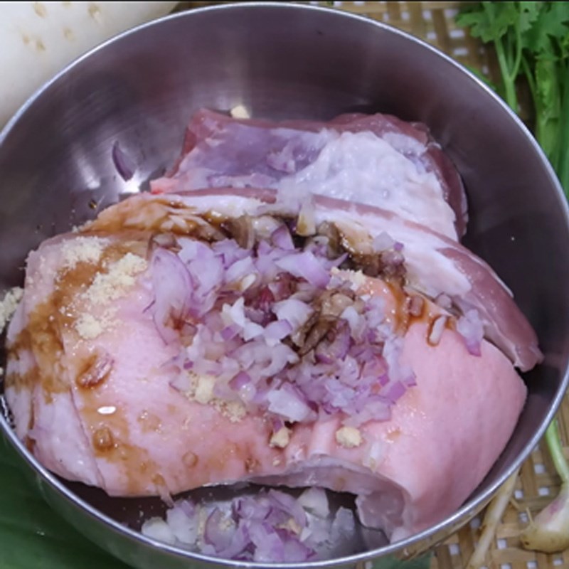 Step 1 Marinate the meat for steamed radish cake