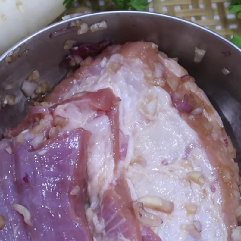 Step 1 Marinate the meat for steamed radish cake