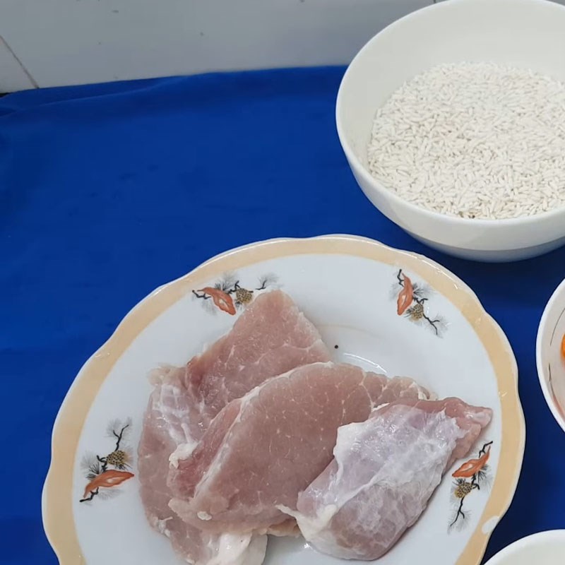 Step 2 Marinate the meat for salty sticky rice with peanuts