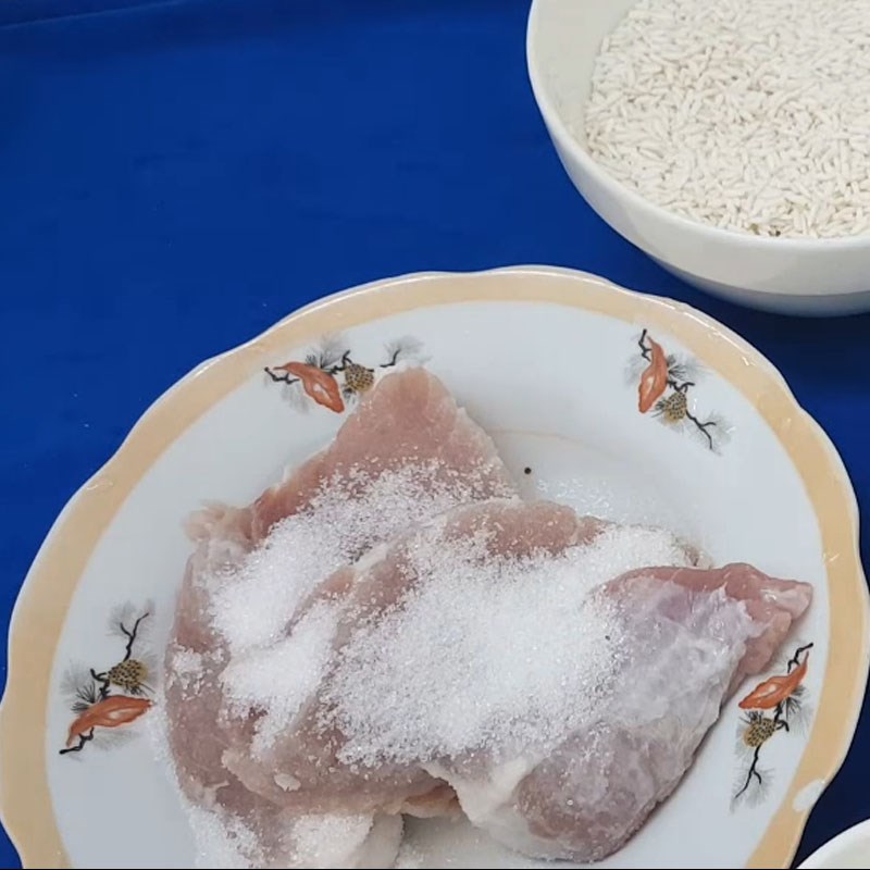 Step 2 Marinate the meat for salty sticky rice with peanuts