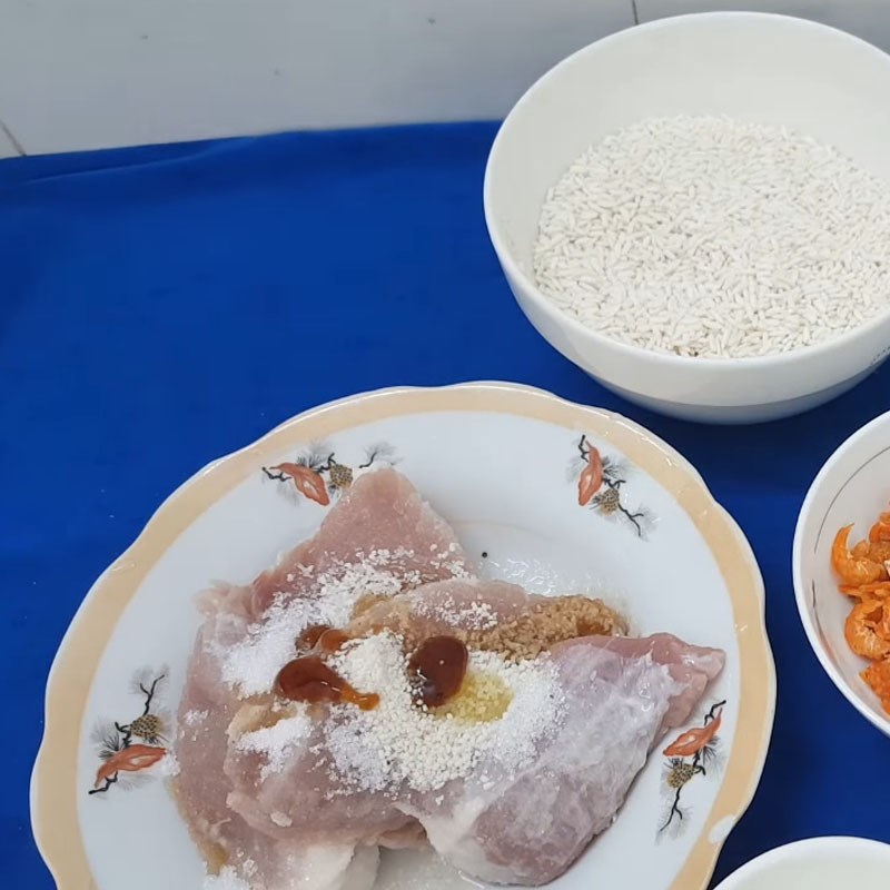 Step 2 Marinate the meat for salty sticky rice with peanuts