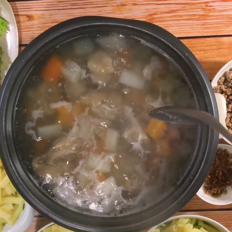 Step 3 Cook the broth for macaroni with pork leg and minced meat