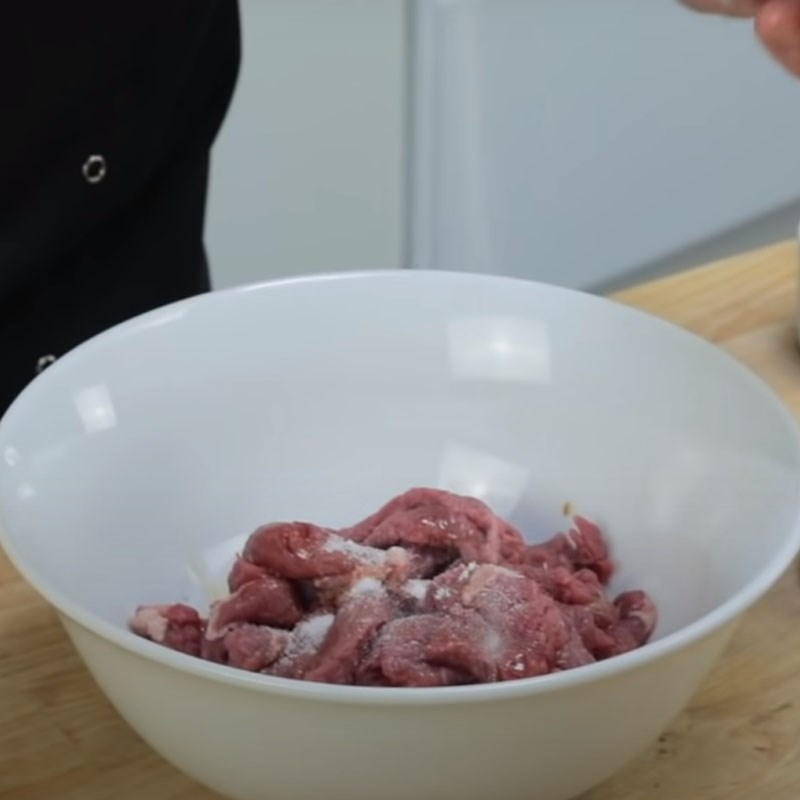 Step 3 Marinate the beef Fried beef with soy sauce