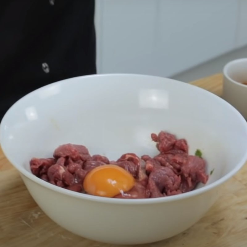 Step 3 Marinate the beef Fried beef with soy sauce