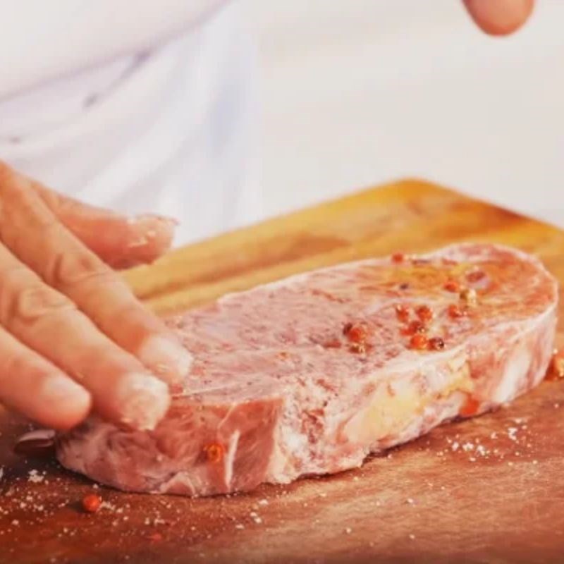 Step 3 Marinating the steak Marinate steak with oyster sauce