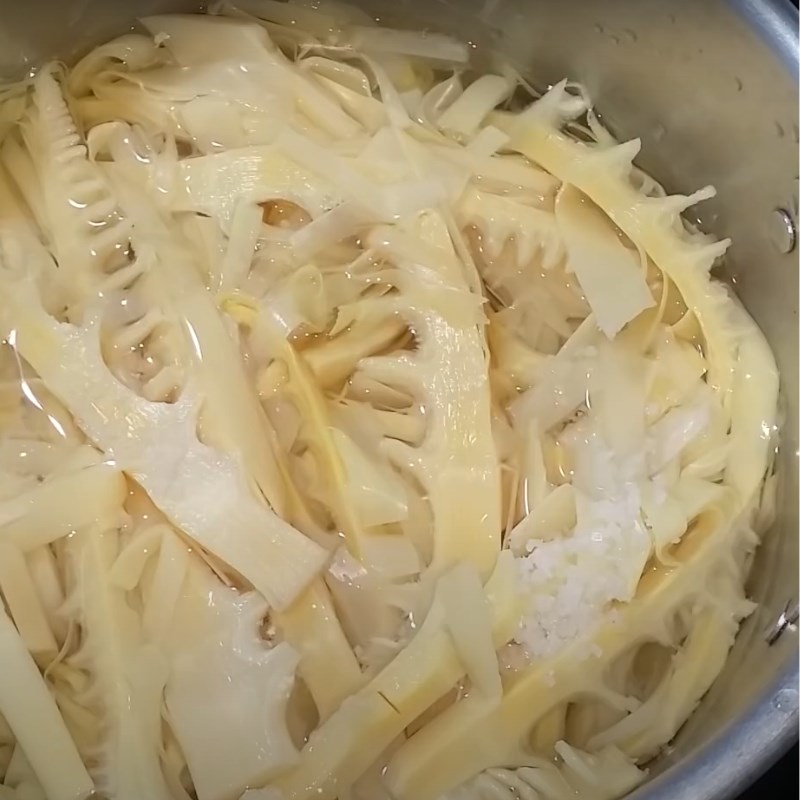 Step 2 Marinate beef and boil sour bamboo shoots Stir-fried sour bamboo beef