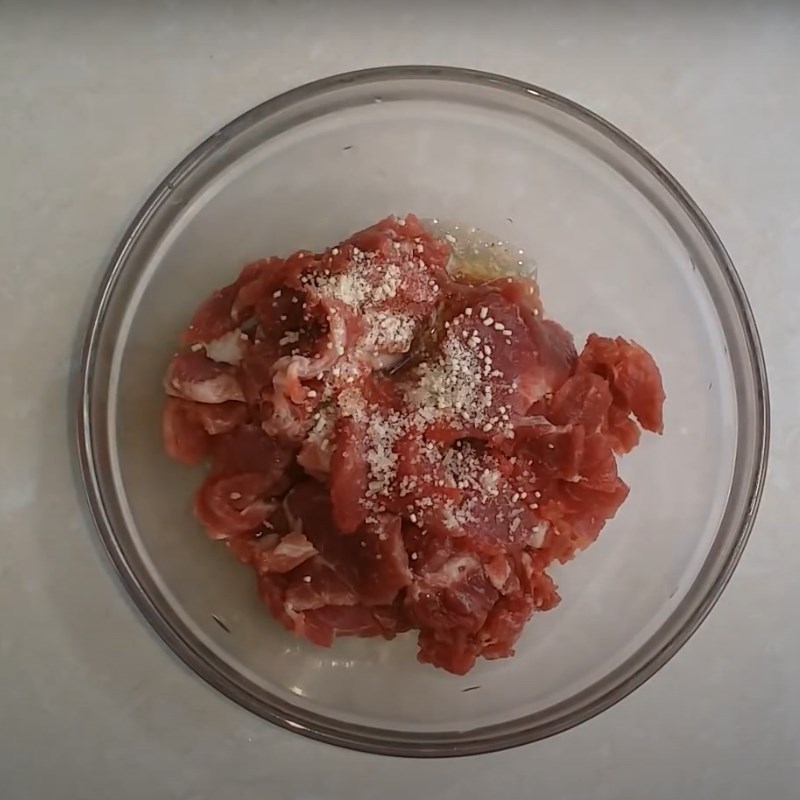 Step 2 Marinate beef and boil sour bamboo shoots Stir-fried sour bamboo beef