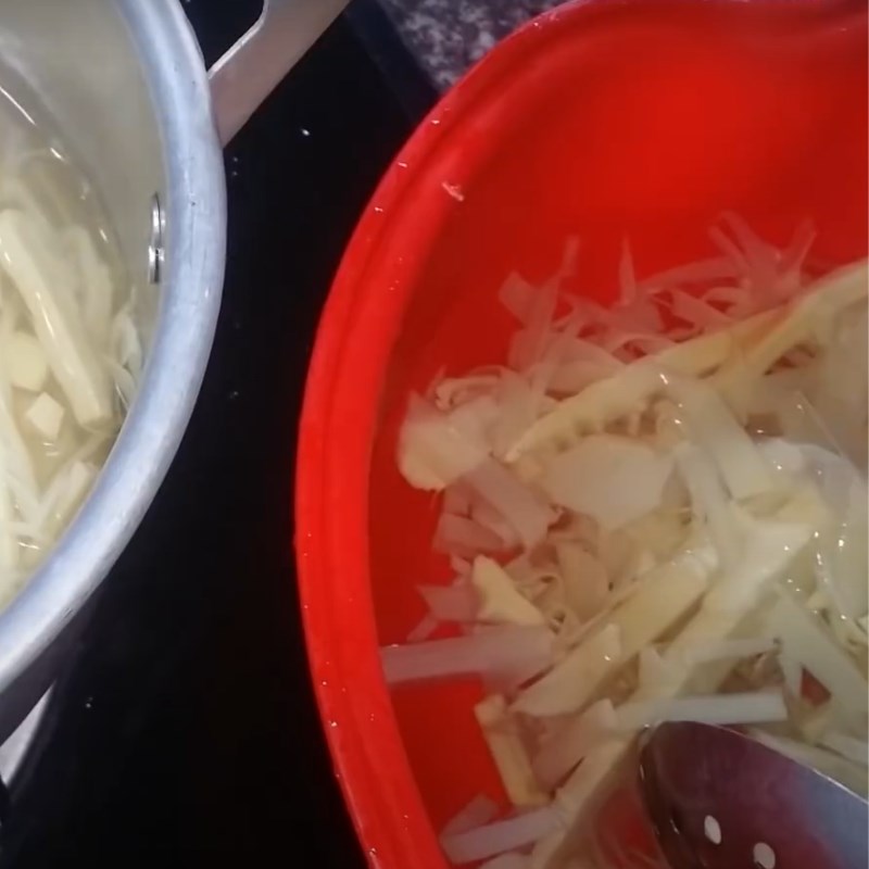 Step 2 Marinate beef and boil sour bamboo shoots Stir-fried sour bamboo beef