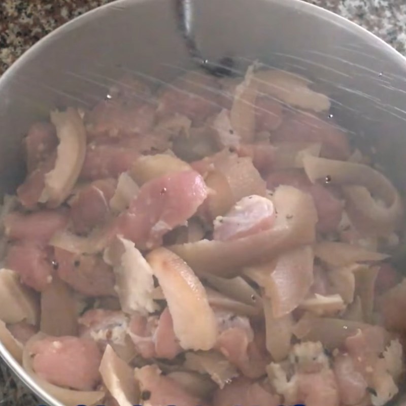 Step 2 Marinate the pork Stuffed chicken steamed