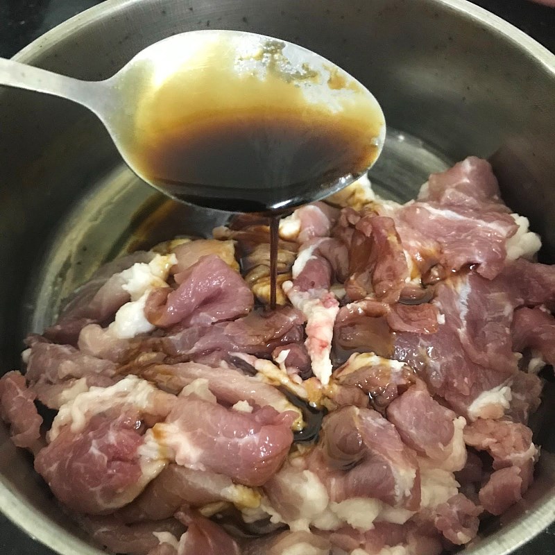 Step 2 Marinate the pork Pork stir-fried with ginger