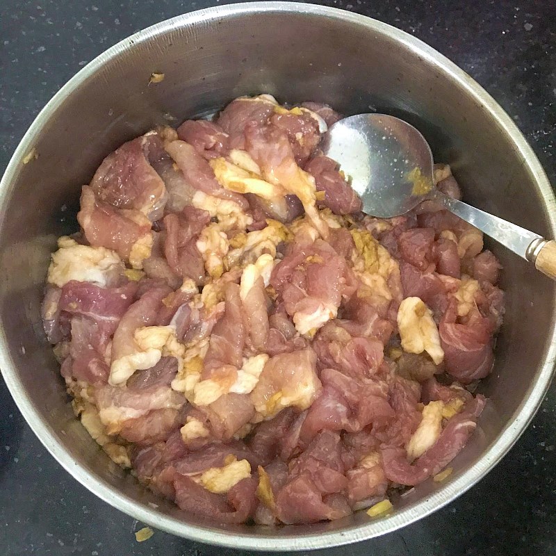 Step 2 Marinate the pork Pork stir-fried with ginger