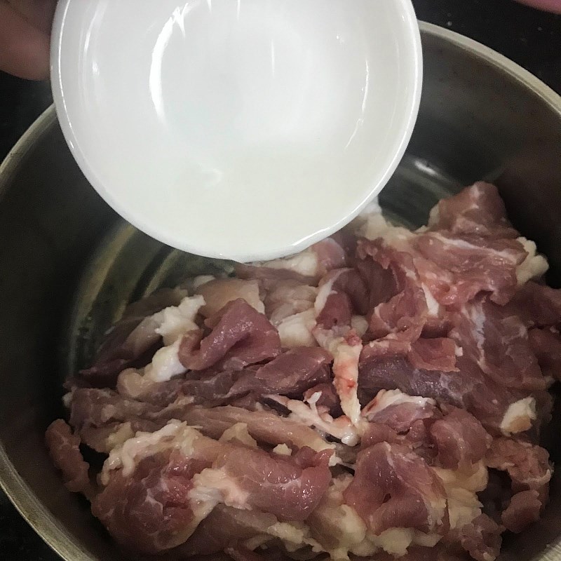 Step 2 Marinate the pork Pork stir-fried with ginger