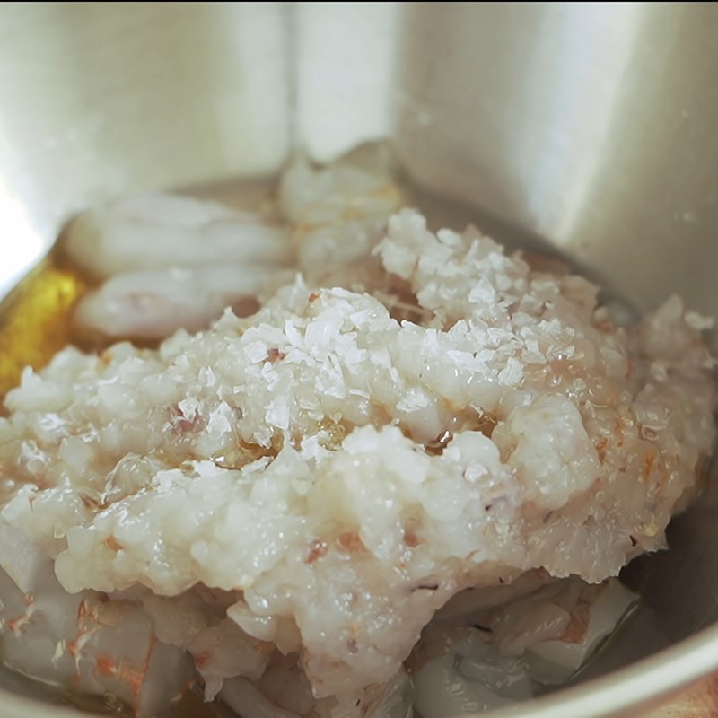 Step 2 Marinate the shrimp for fried shrimp sandwich