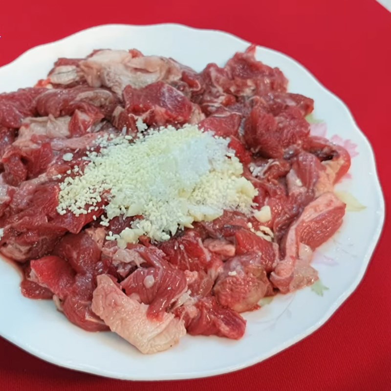 Step 2 Marinate the buffalo meat Buffalo meat stir-fried with coconut milk