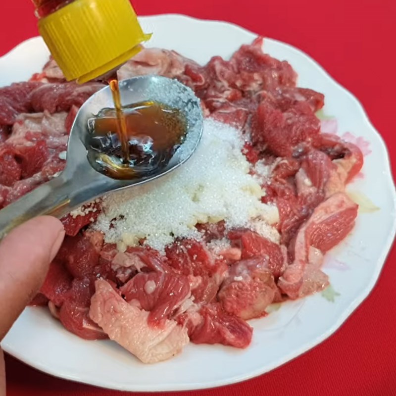Step 2 Marinate the buffalo meat Buffalo meat stir-fried with coconut milk
