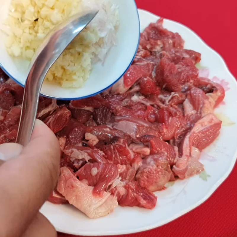 Step 2 Marinate the buffalo meat Buffalo meat stir-fried with coconut milk