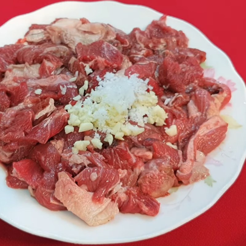 Step 2 Marinate the buffalo meat Buffalo meat stir-fried with coconut milk