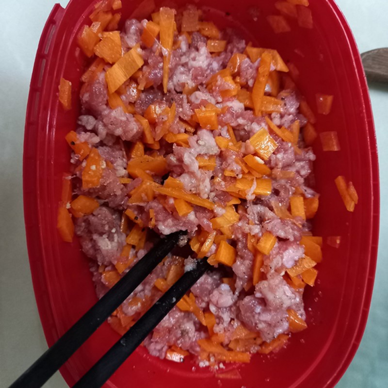 Step 3 Marinate the meat and bones for pork bone noodle soup