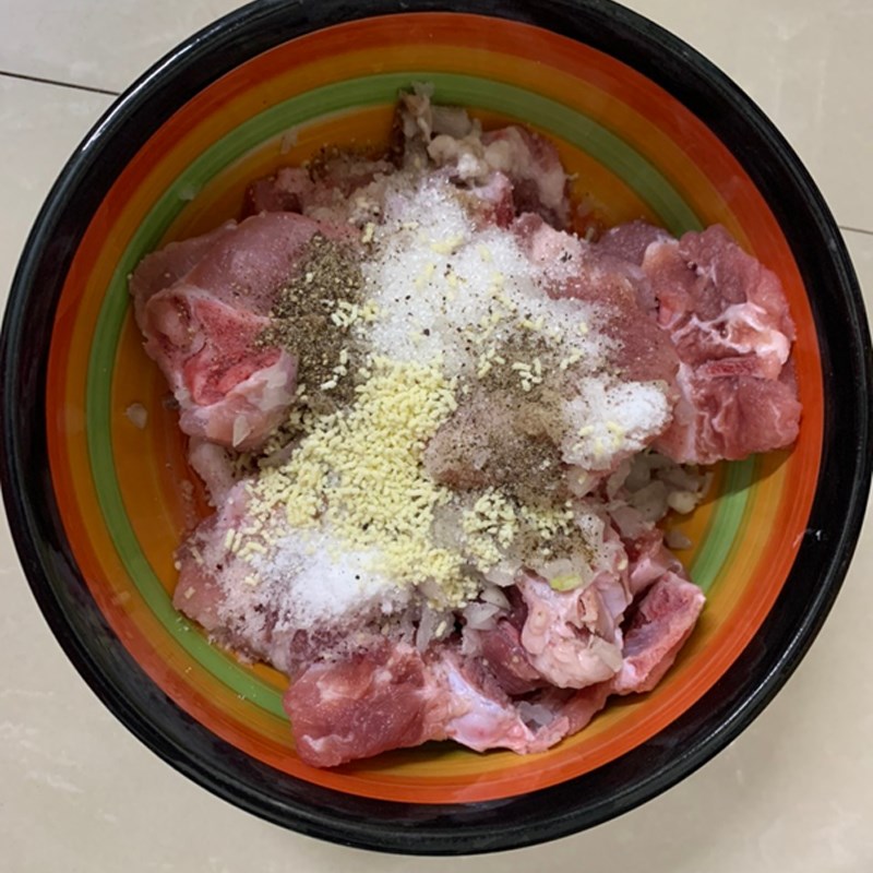 Step 3 Marinate the meat and bones for pork bone noodle soup