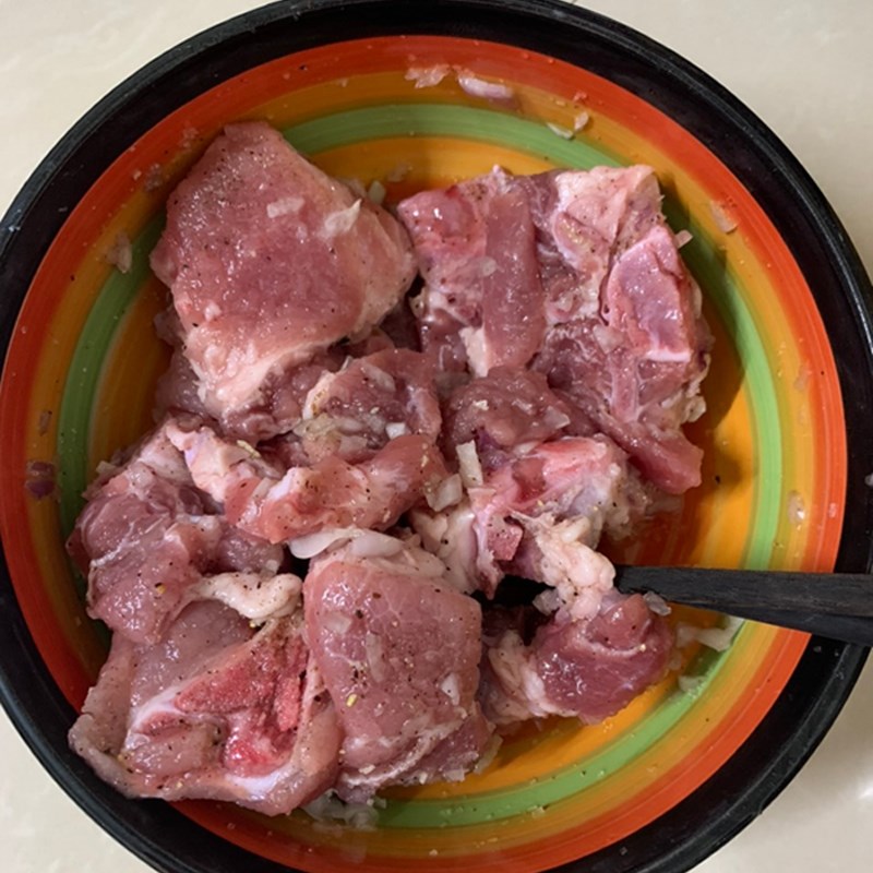 Step 3 Marinate the meat and bones for pork bone noodle soup