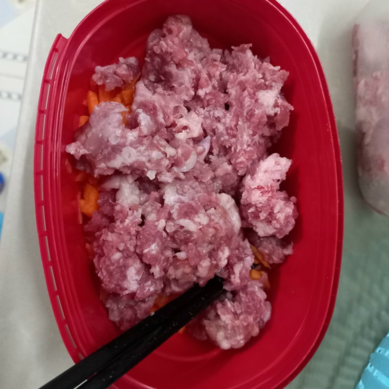 Step 3 Marinate the meat and bones for pork bone noodle soup