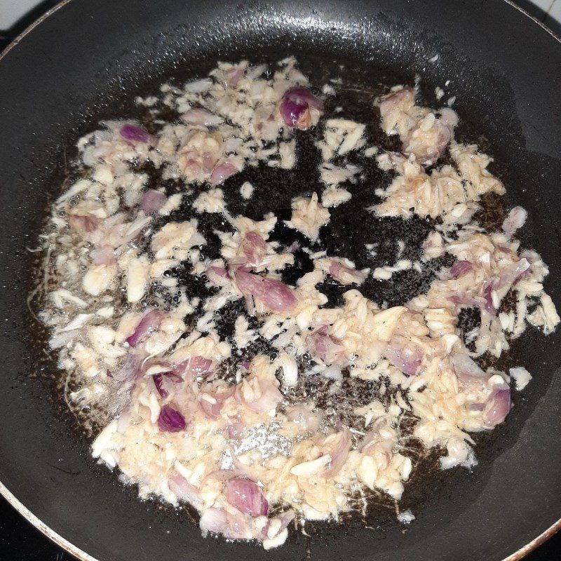 Step 3 Marinate the duck meat Quang noodles with duck