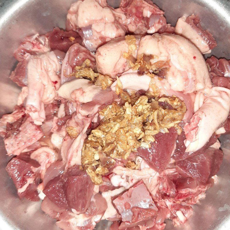 Step 3 Marinate the duck meat Quang noodles with duck
