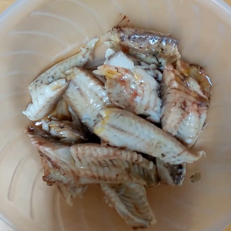 Step 2 Marinate and fry the fish Quynh Coi fish soup - Thai Binh snakehead fish soup