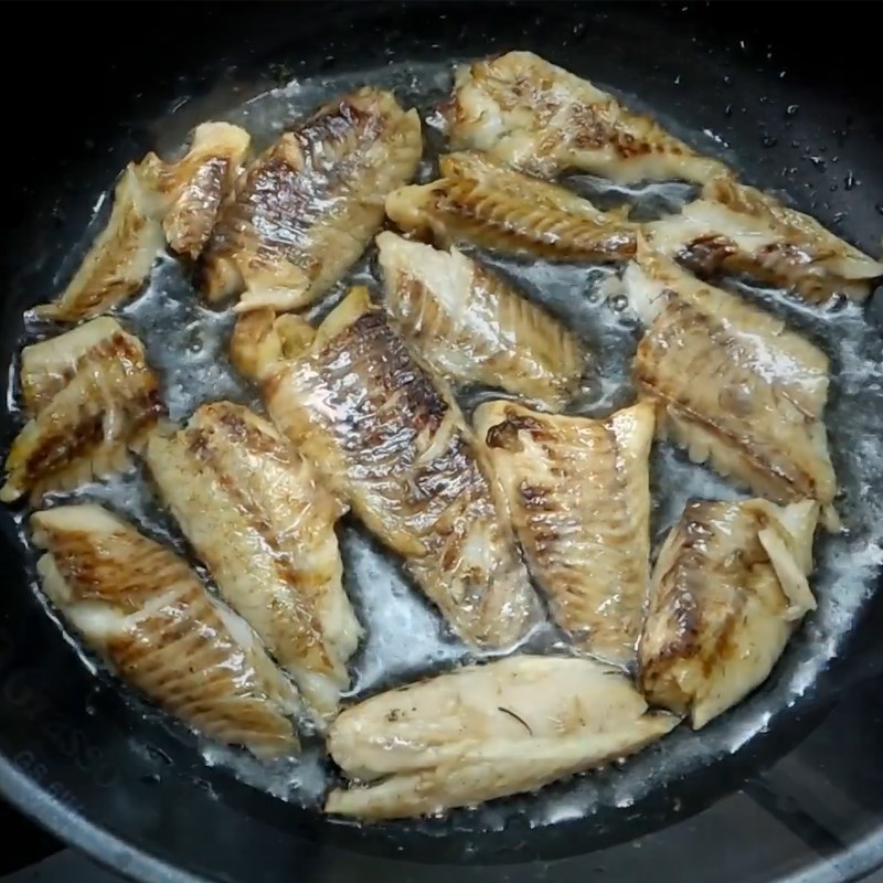 Step 2 Marinate and fry the fish Quynh Coi fish soup - Thai Binh snakehead fish soup