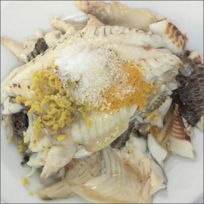 Step 4 Marinate and fry the fish Catfish noodle with mustard greens