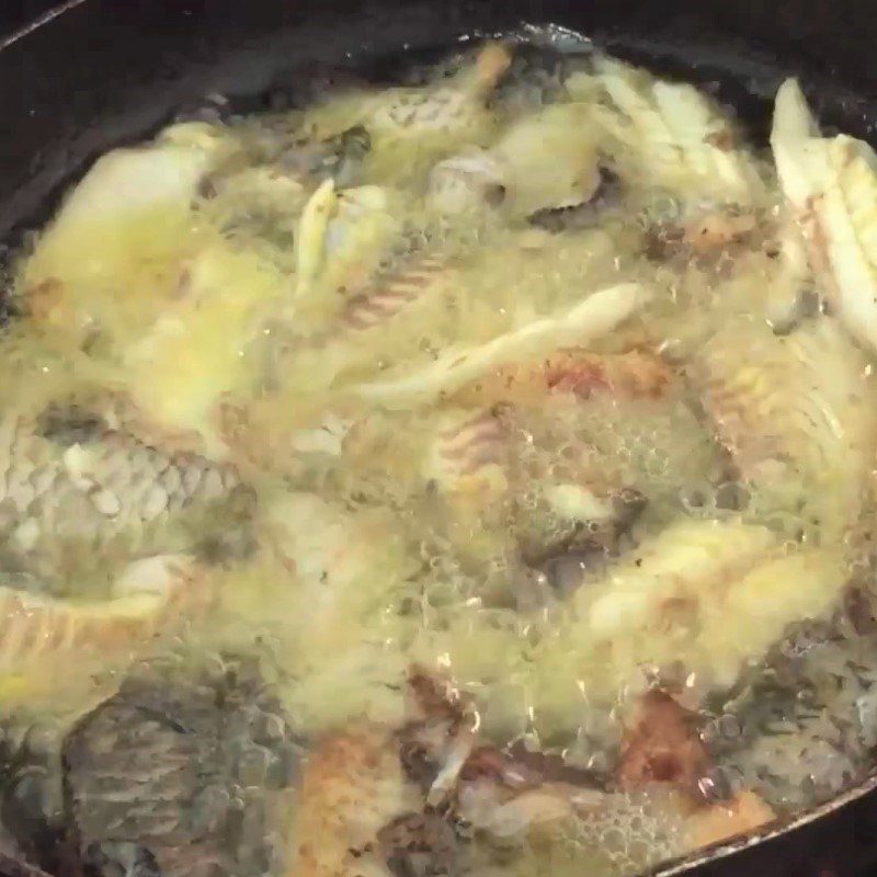 Step 4 Marinate and fry the fish Catfish noodle with mustard greens