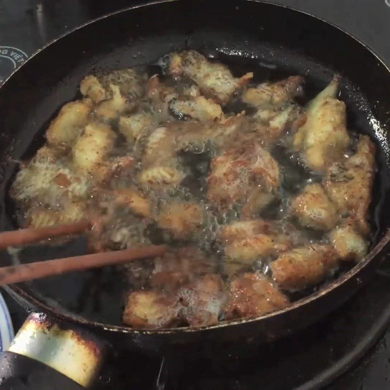 Step 4 Marinate and fry the fish Catfish noodle with mustard greens