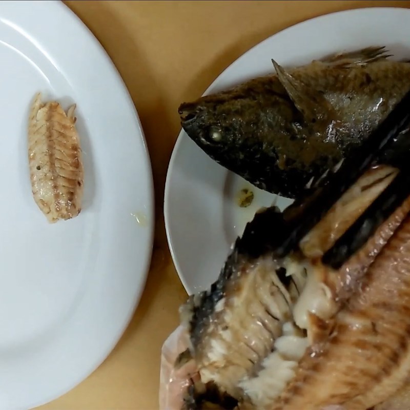 Step 2 Marinate and fry the fish Quynh Coi fish soup - Thai Binh snakehead fish soup