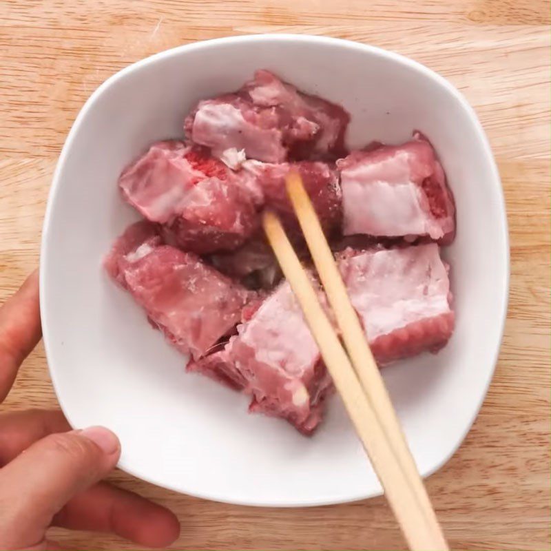 Step 3 Marinate and simmer the ribs for Taro and Water Spinach Soup