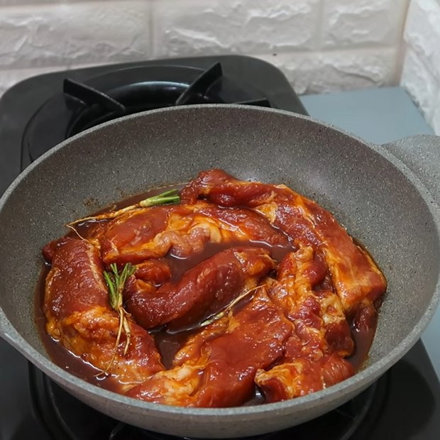 Step 3 Marinate and simmer the meat Char Siu sticky rice