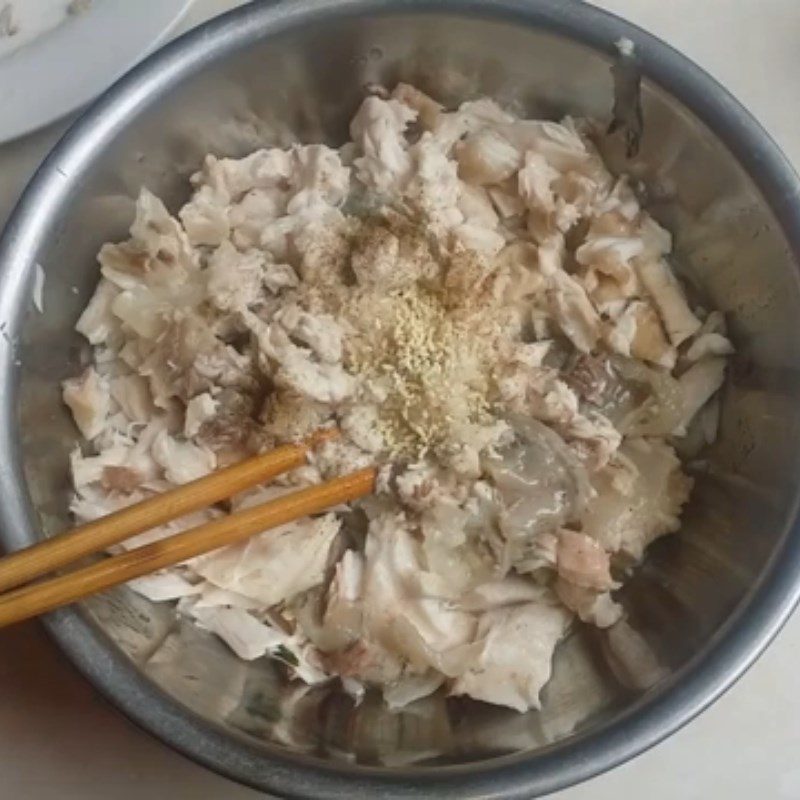 Step 3 Marinating and Stir-frying Fish Green Bean Fish Porridge