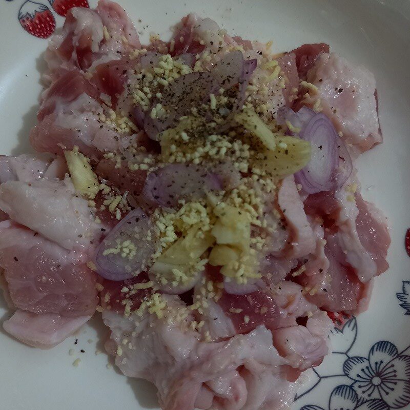 Step 3 Marinate and stir-fry the meat for crab claw salad with eggs and meat