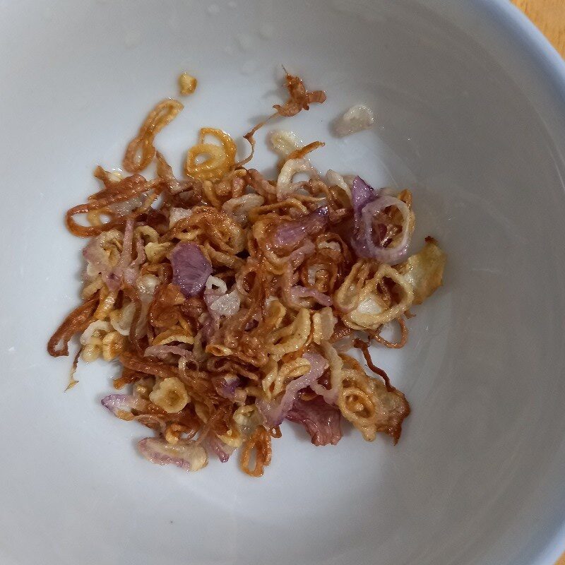 Step 3 Marinate and stir-fry the meat for crab claw salad with eggs and meat
