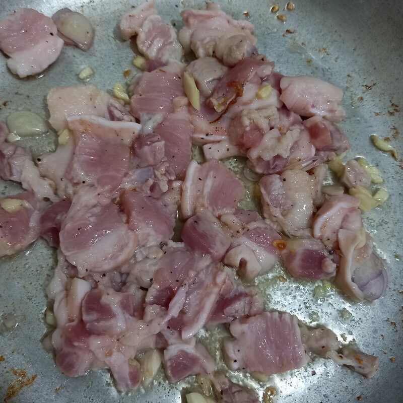 Step 3 Marinate and stir-fry the meat for crab claw salad with eggs and meat