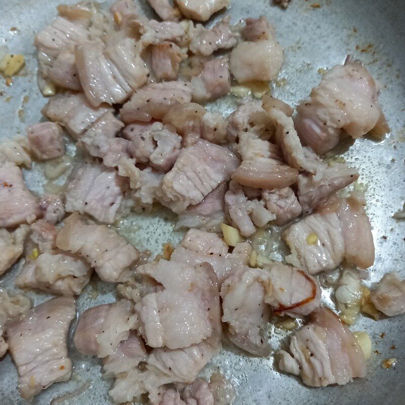 Step 3 Marinate and stir-fry the meat for crab claw salad with eggs and meat