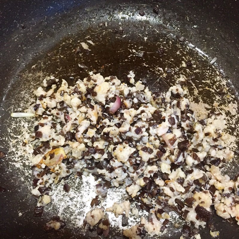 Step 2 Marinate and stir-fry the meat Minced meat sticky rice