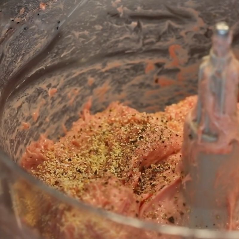 Step 2 Marinate and grind the meat Beef ball with tendon