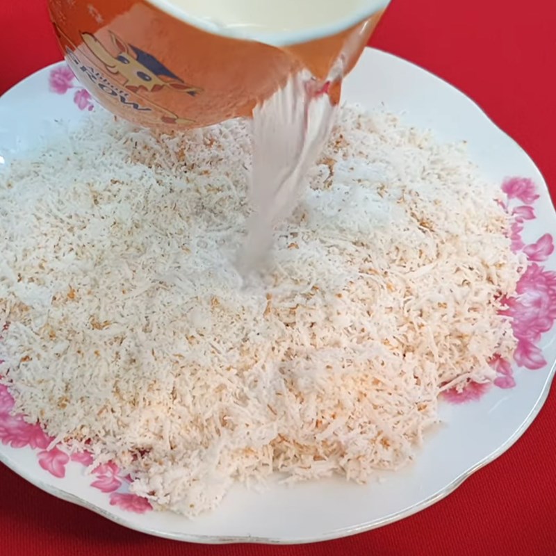 Step 3 Squeeze the coconut milk Buffalo meat stir-fried with coconut milk